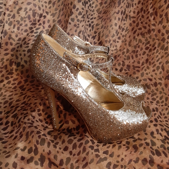 SOLD. Steve Madden Gold Peep Toe Platform… - Picture 5 of 6